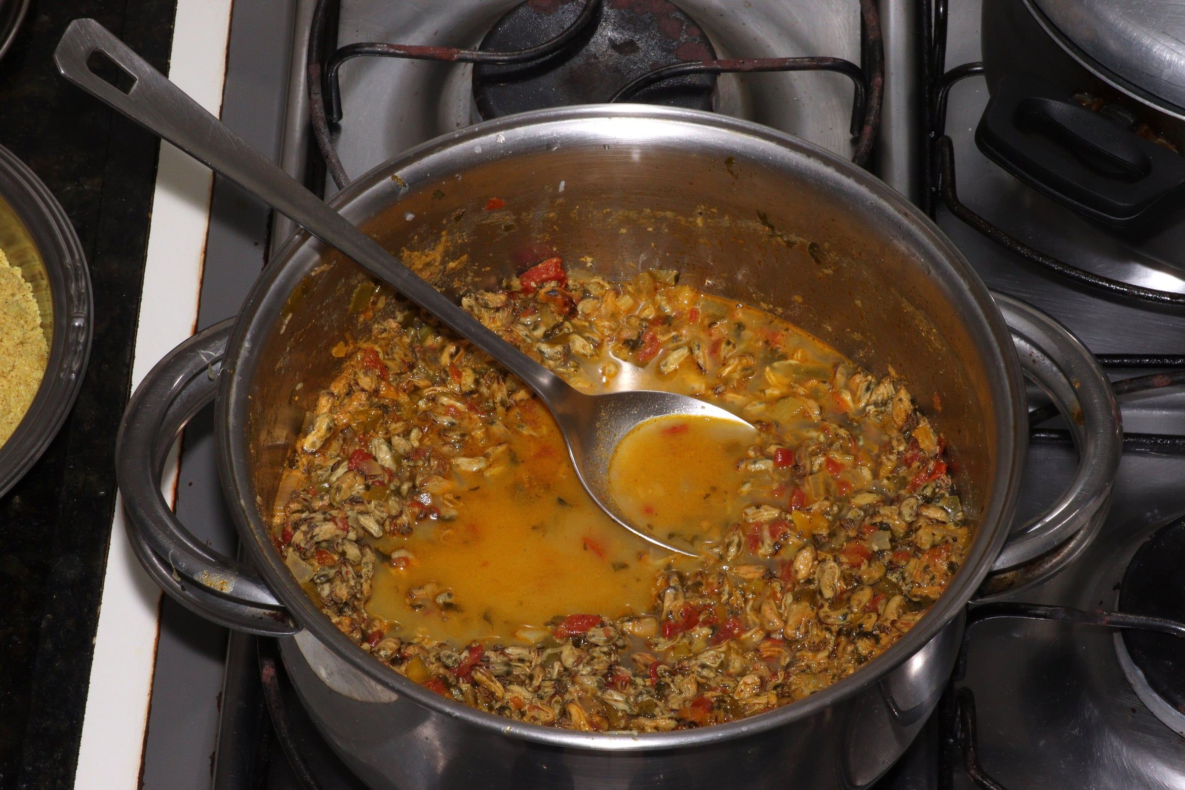 Panela com caldinho de sururu, molusco da Lagoa Mundaú e prato típico de Alagoas