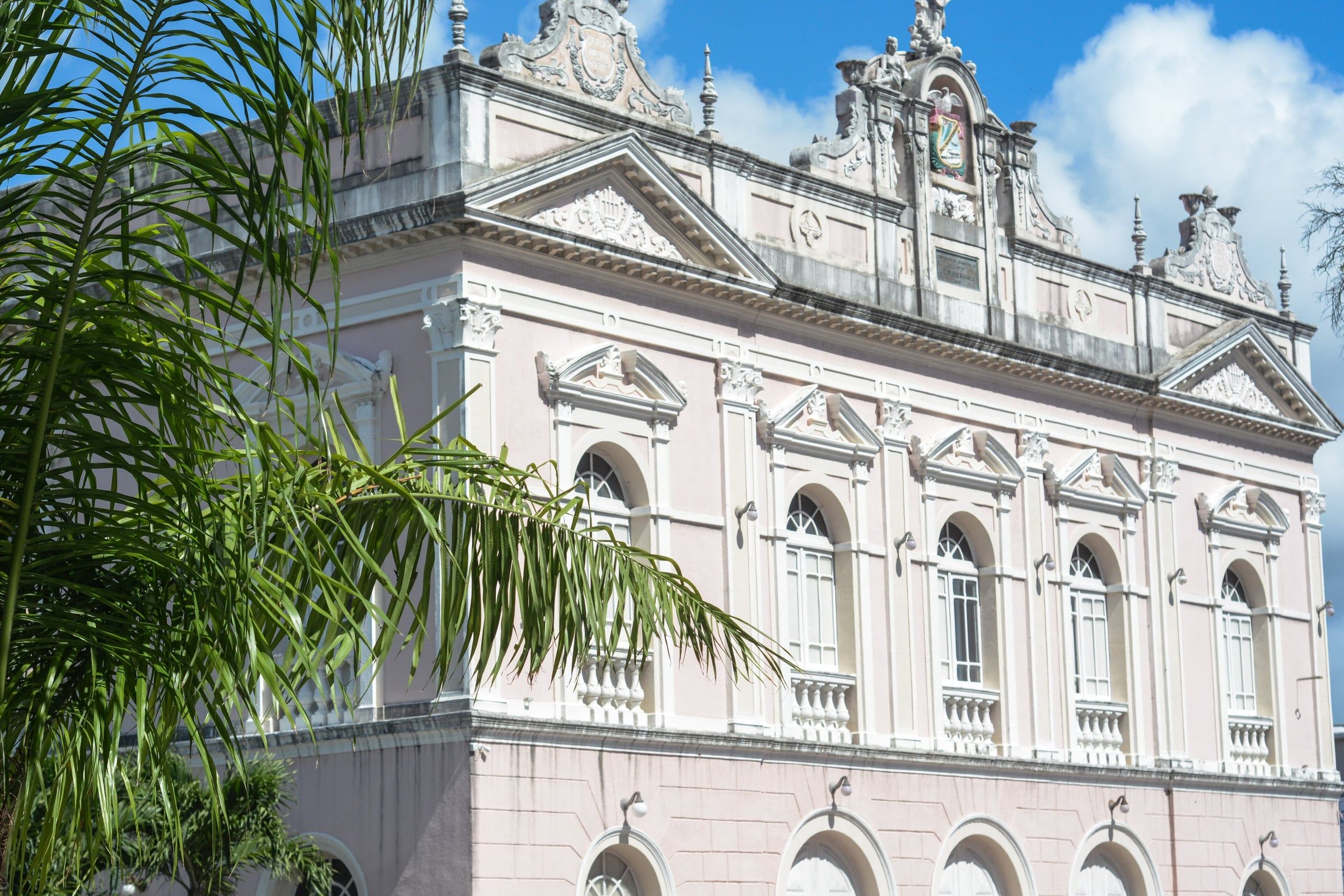 Fachada branca e ornamentada do Teatro Deodoro, no centro histórico de Maceió